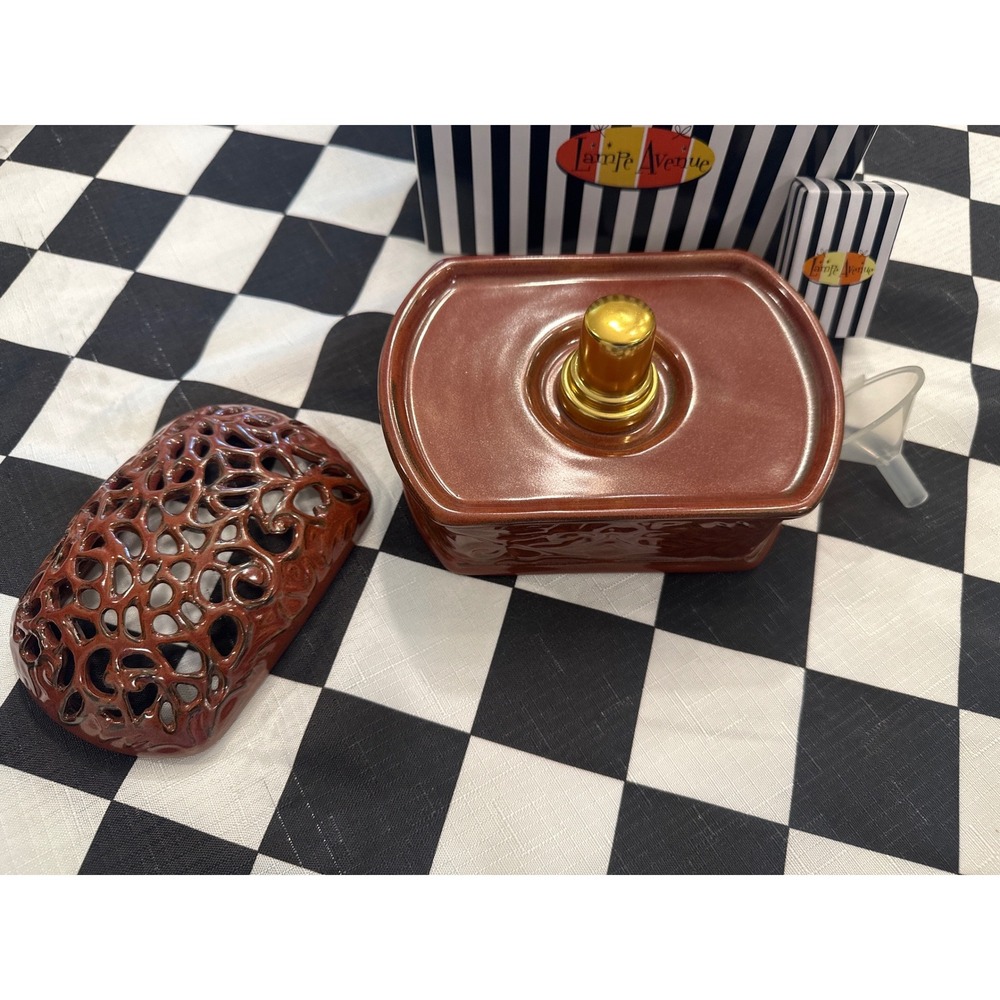 Lampe Avenue Ceramic Fragrance Lamp Terracotta Scroll Embossed NIB
Oil - Picture 2 of 7